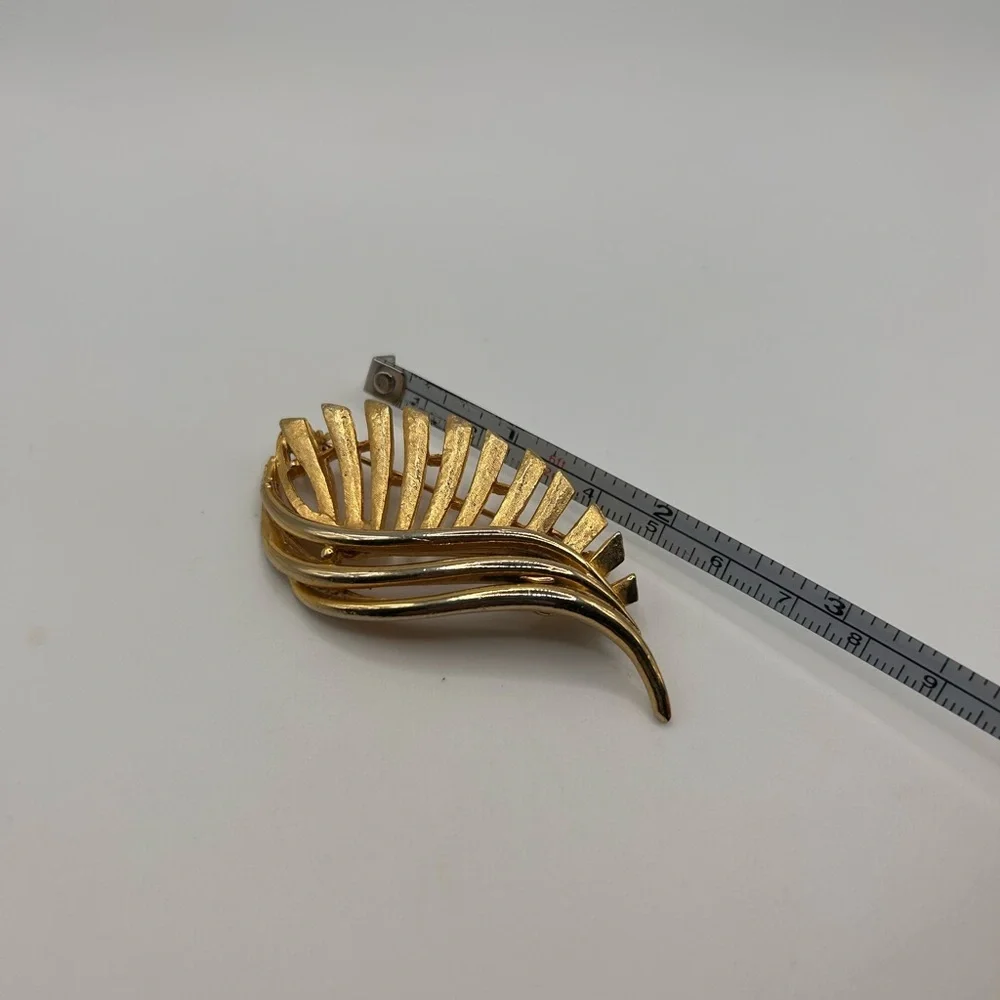 VTG gold tone leaf brooch - Picture 4 of 4
